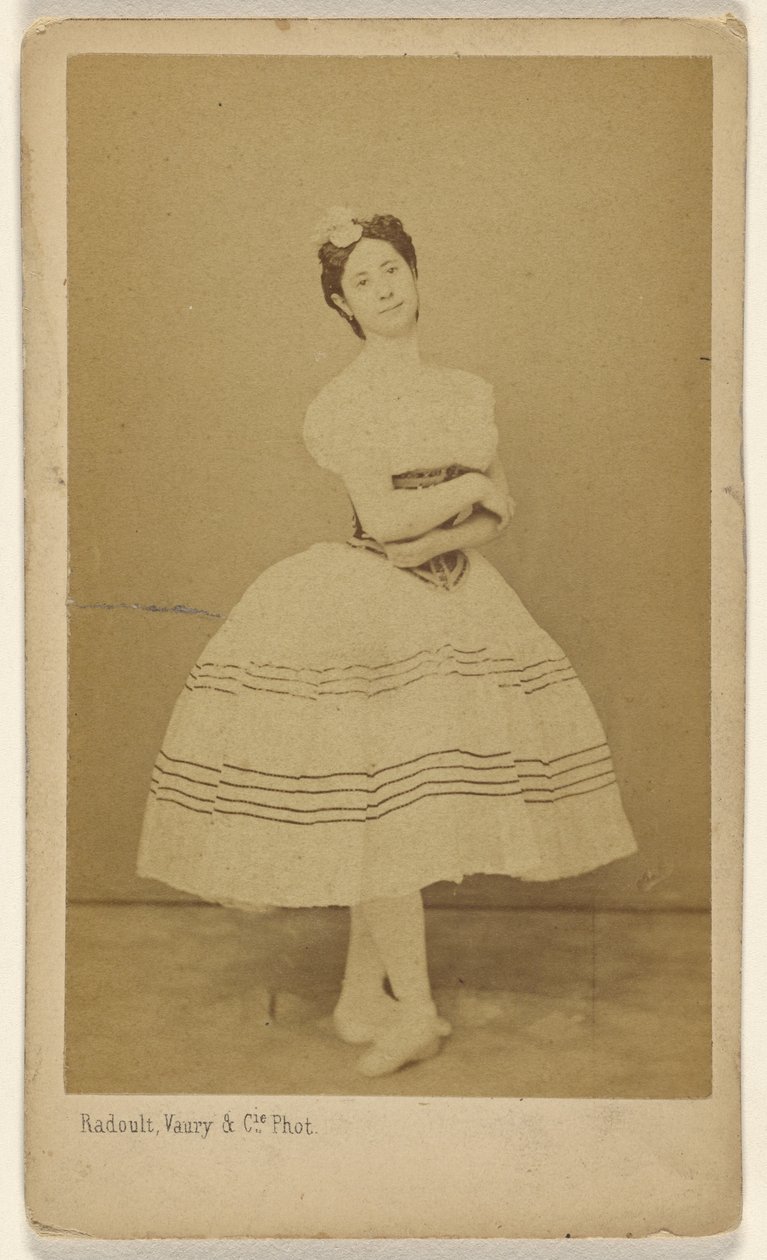 [Ongeïdentificeerde danser, staand]. door Radoult and Vaury and Cie.