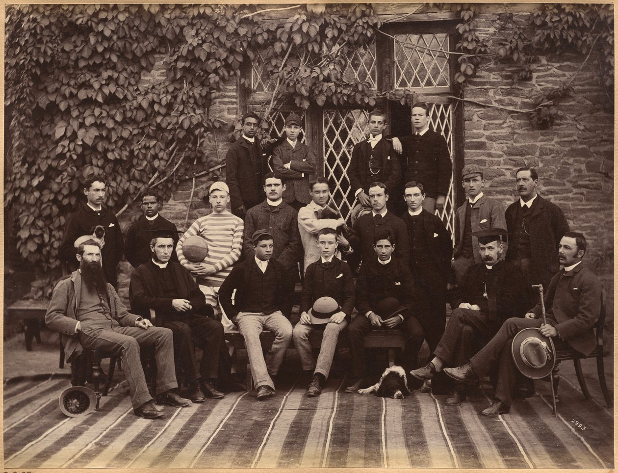 Leerlingen en leraren van de hogere klassen van Bishop Cotton School, Shimla (verso) door Raja Deen Dayal