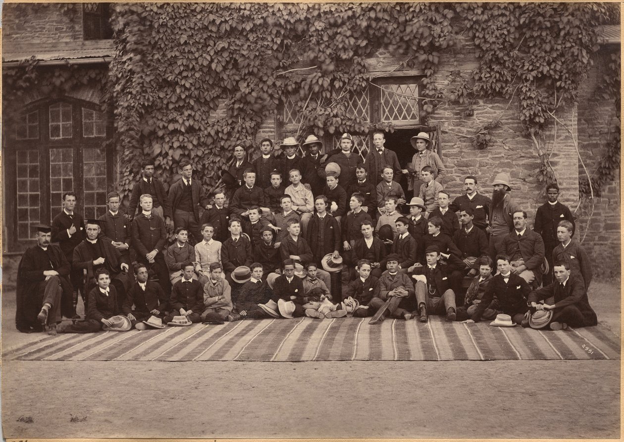 Leerlingen en personeel van de middenklassen, Bishop Cotton School, Shimla (verso) door Raja Deen Dayal