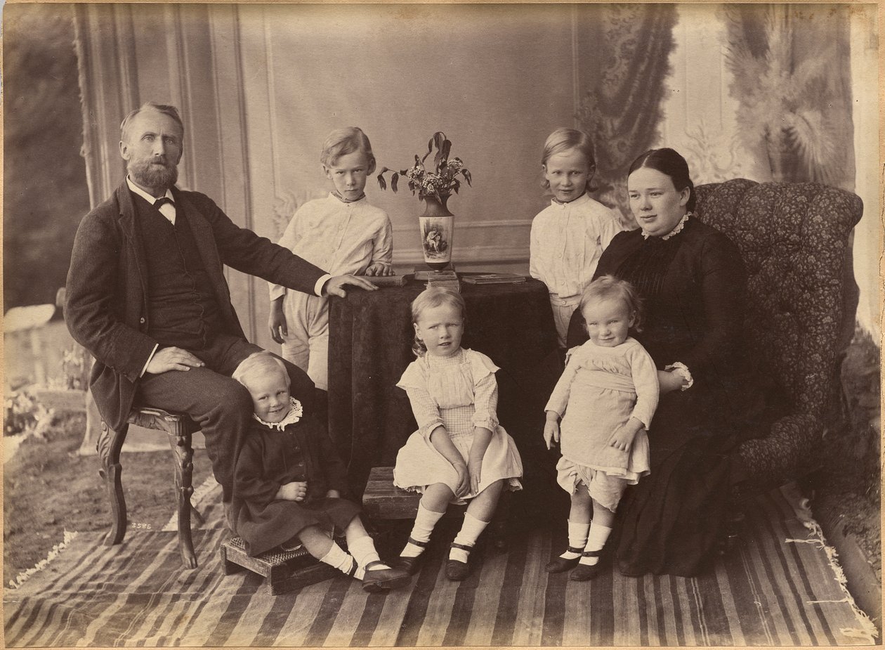 De heer Robert Holtz en familie (verso) door Raja Deen Dayal