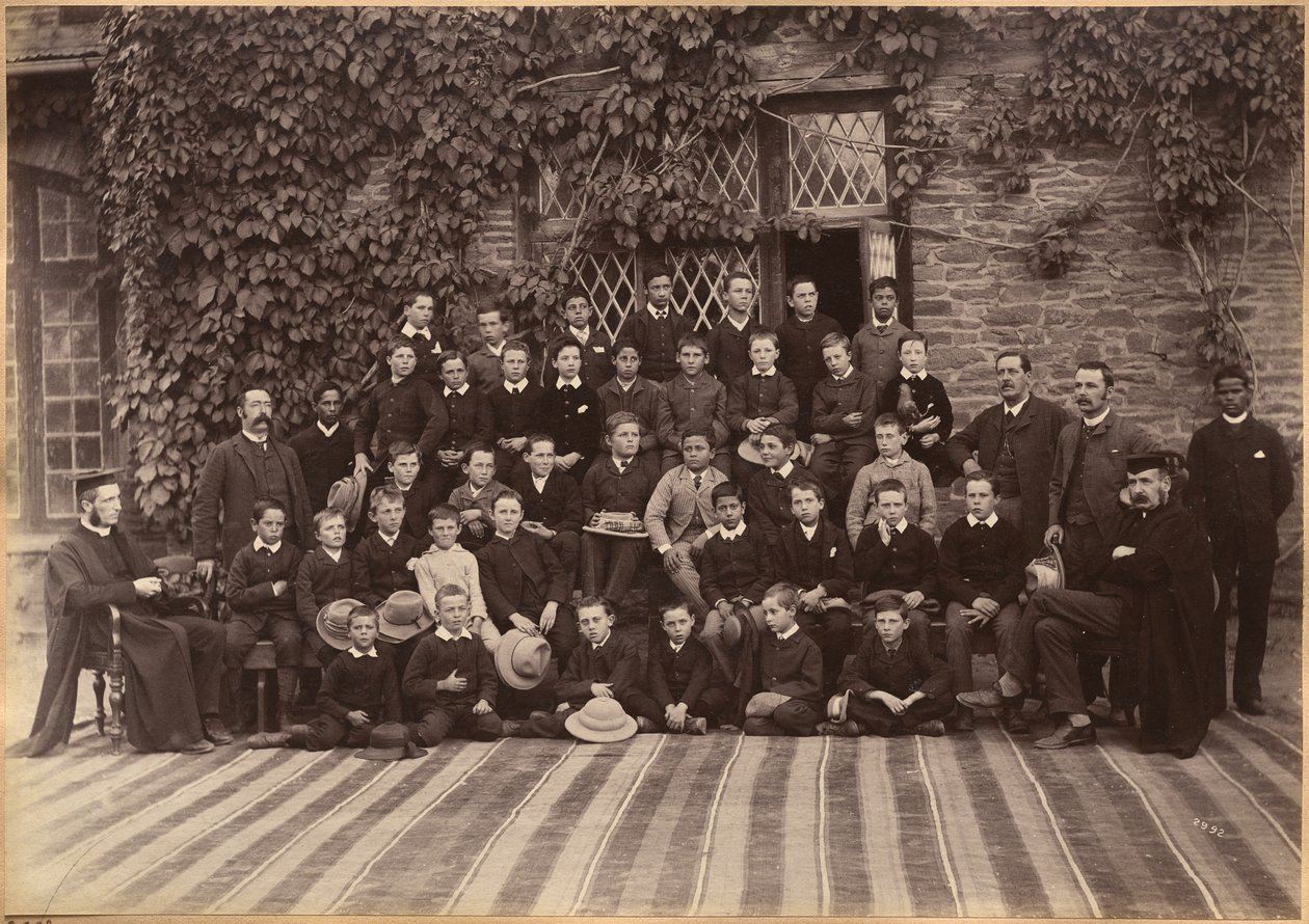 Basisschoolklas, Bishop Cotton School, Shimla (recto) door Raja Deen Dayal