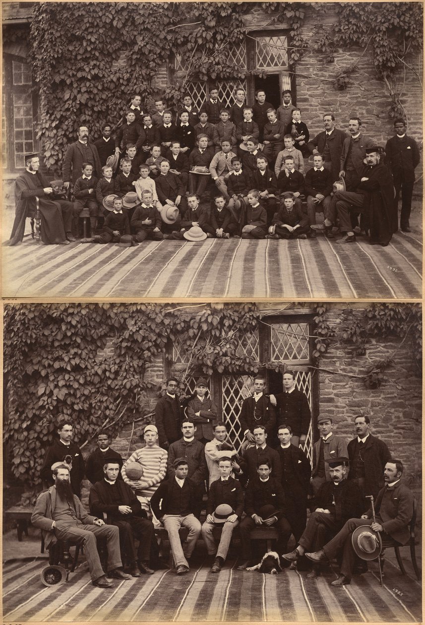 Lagere klas van de Bishop Cotton School, Shimla (recto); leerlingen en leraren van de hogere klassen van de Bishop Cotton School, Shimla (verso) door Raja Deen Dayal