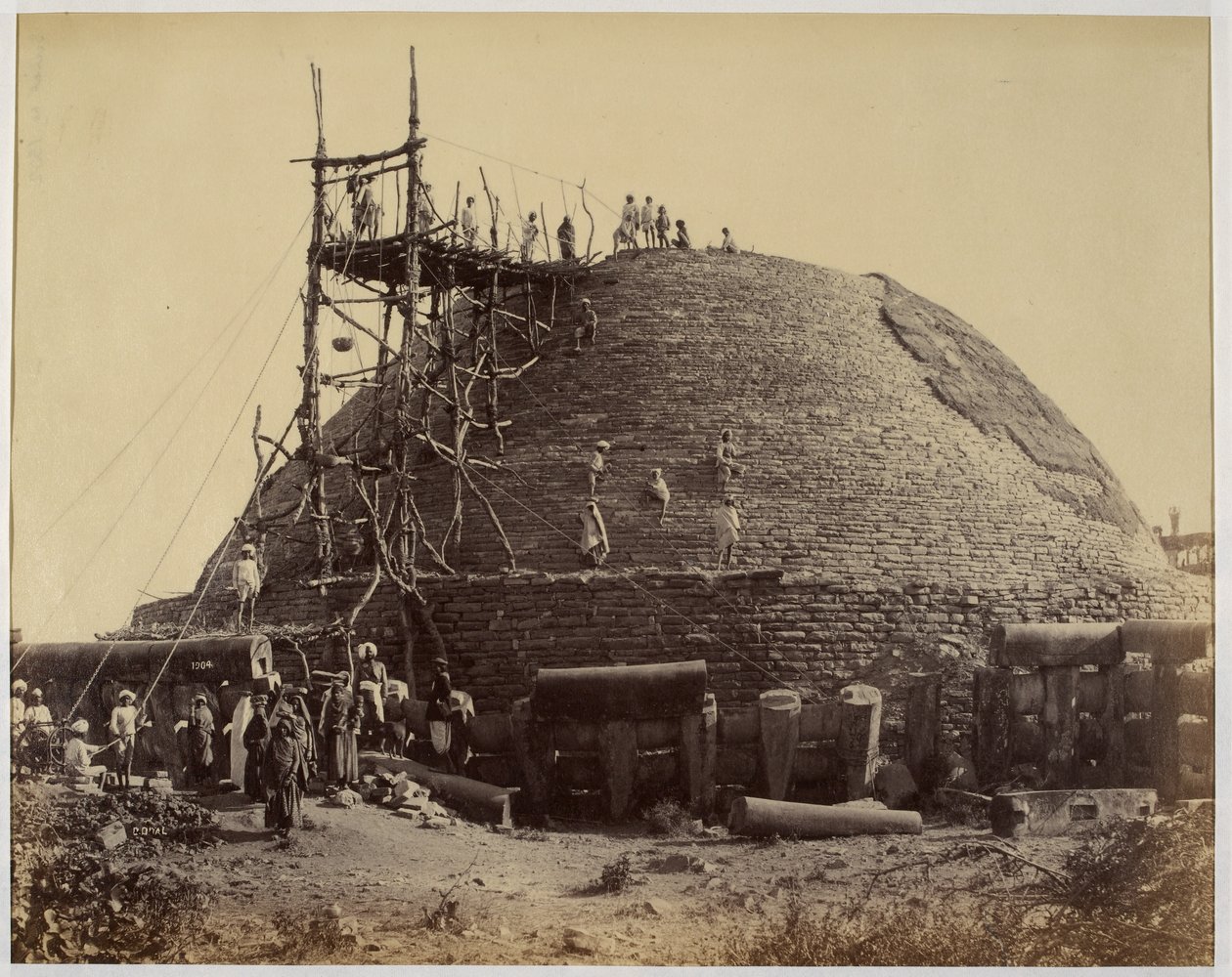 Sanchi stupa vanuit het zuidwesten tijdens reparaties door Raja Deen Dayal