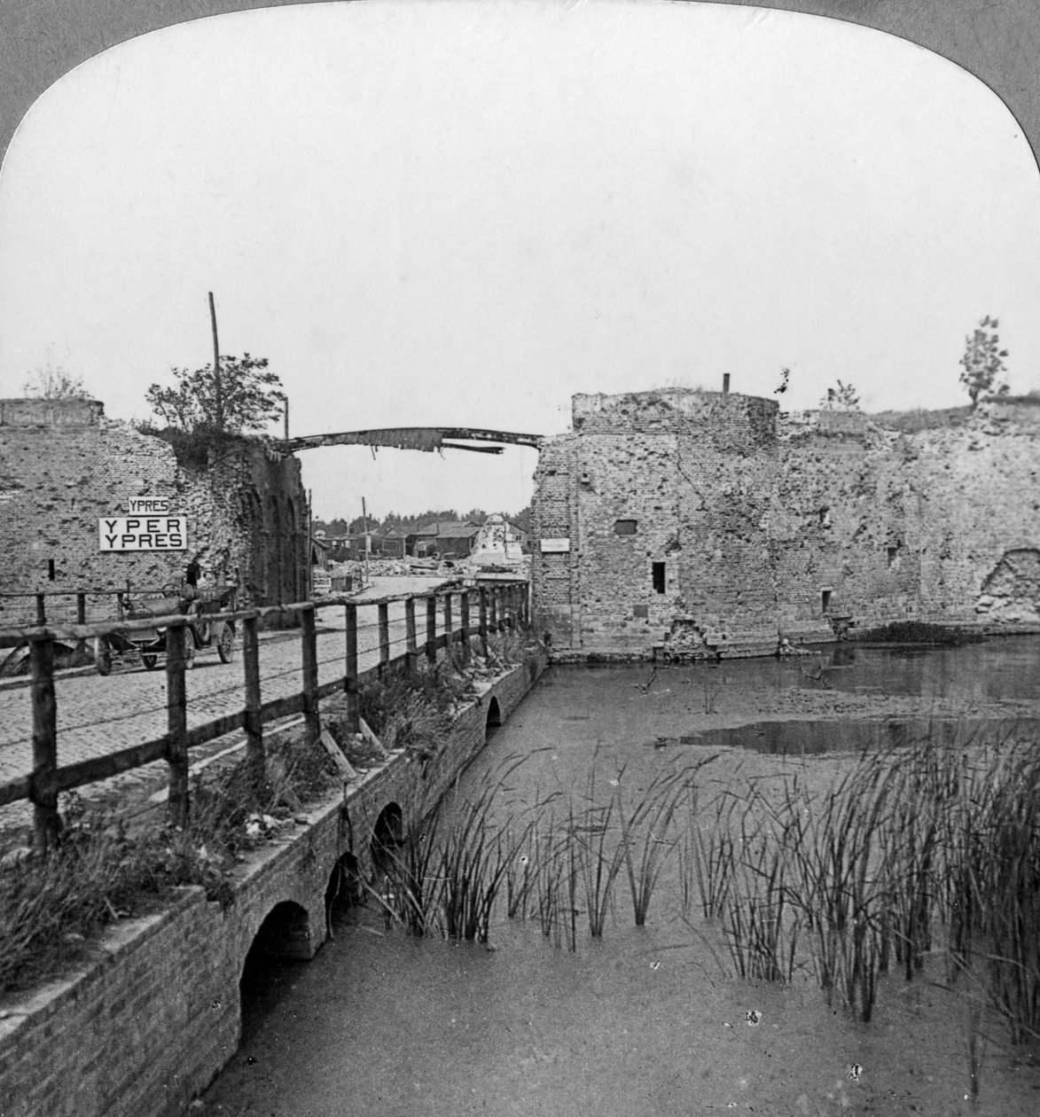 14e-eeuwse vestingwerken en Lillepoort, Ieper, België, Eerste Wereldoorlog door Realistic Travels Publishers