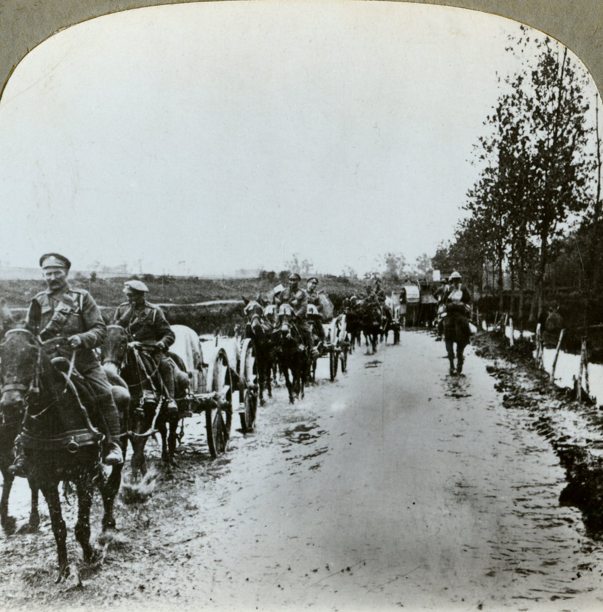 Artillerie baant zich een weg door de modder naar Gommecourt, Frankrijk, Eerste Wereldoorlog, ca. 1914-ca. 1918 door Realistic Travels Publishers