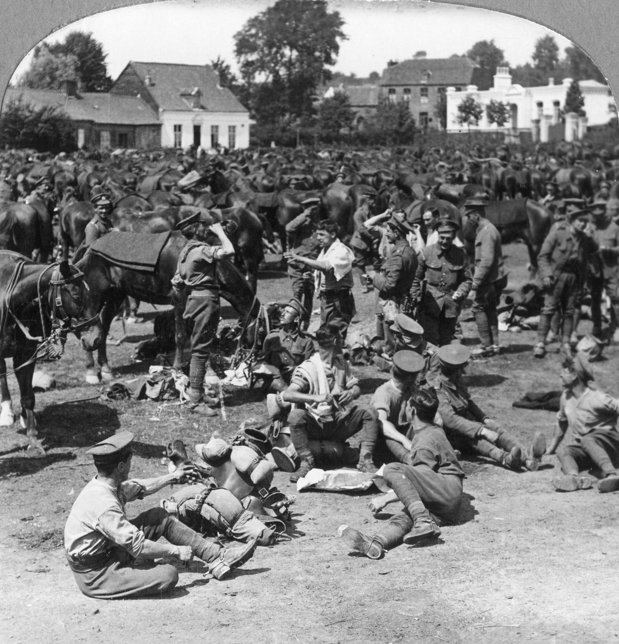 Britse cavalerietroepen rusten in een Frans dorp, Eerste Wereldoorlog, ca. 1914-ca. 1918 door Realistic Travels Publishers