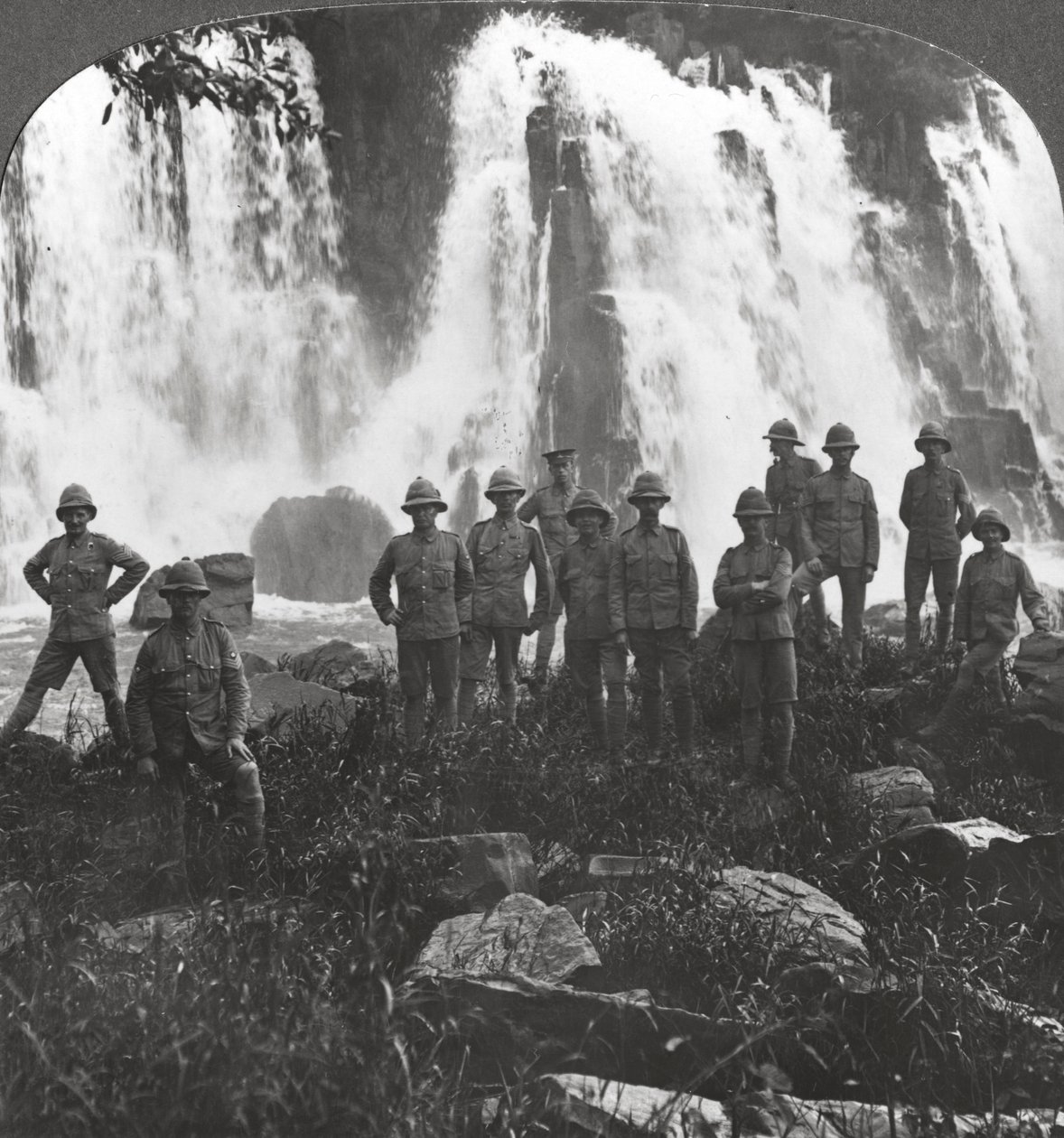 Britse troepen verfrissen zich bij een waterval, Afrika, Eerste Wereldoorlog, ca. 1914-1918 door Realistic Travels Publishers