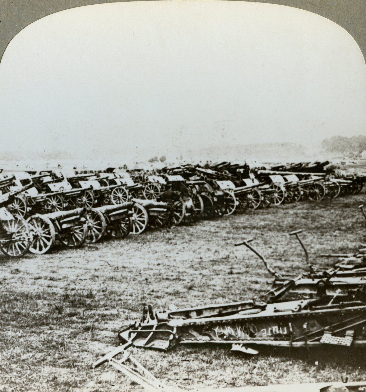 Honderden Duitse kanonnen veroverd bij Couralette, Frankrijk, Slag om de Somme, Eerste Wereldoorlog, 1916 door Realistic Travels Publishers