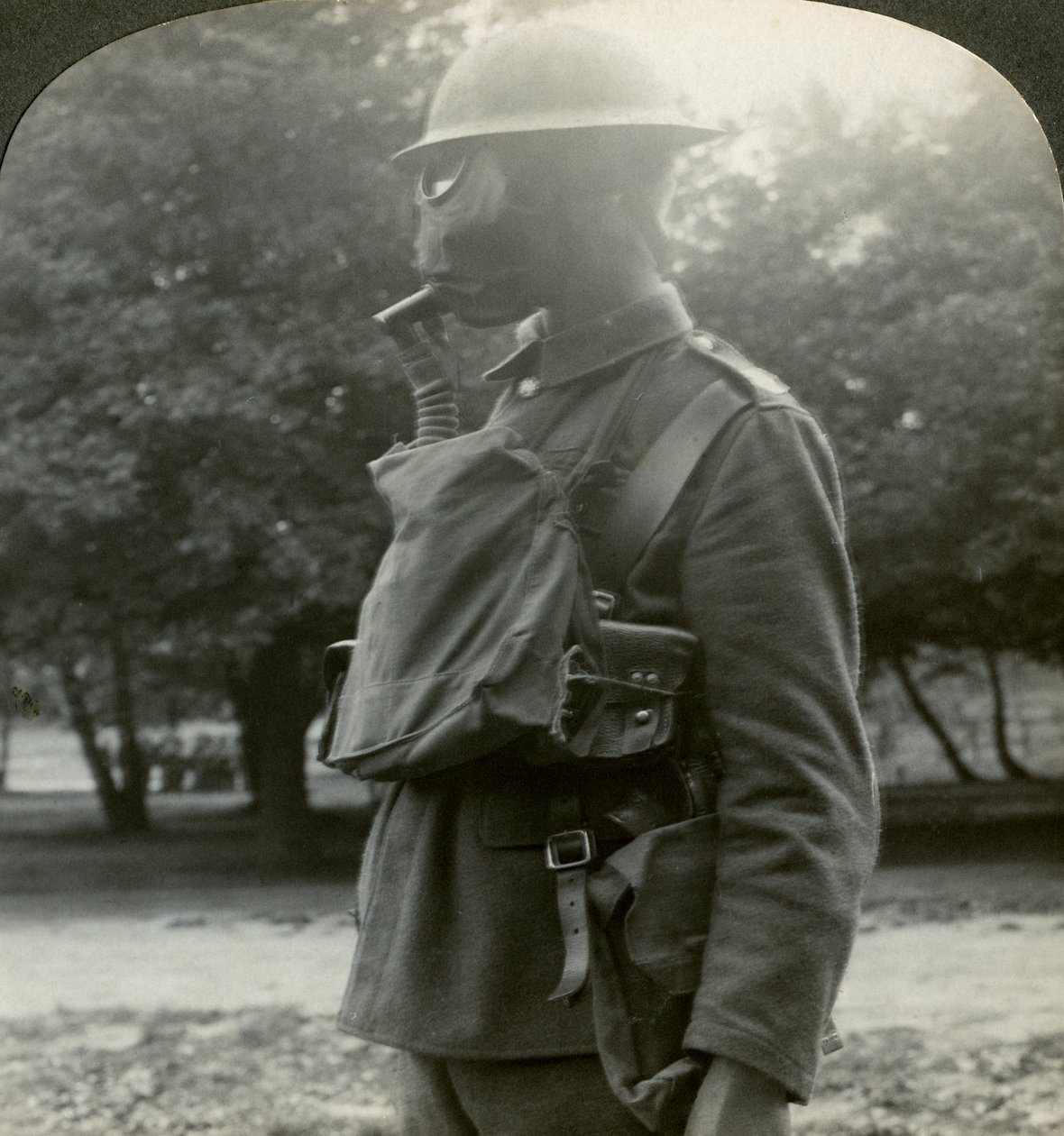 Infanterie uitgerust met de nieuwste gasmaskers en stalen helmen, Eerste Wereldoorlog, 1915-1918 door Realistic Travels Publishers