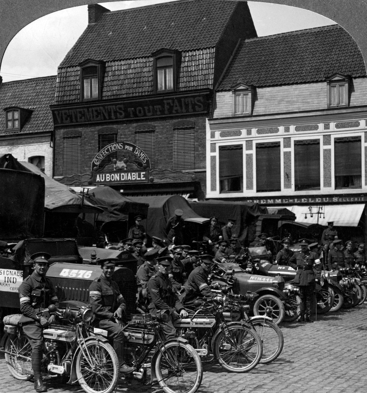 Vrachtwagens en motorfietsen van het Indian Army Corps, Merville, Frankrijk, Eerste Wereldoorlog, 1914-1918 door Realistic Travels Publishers
