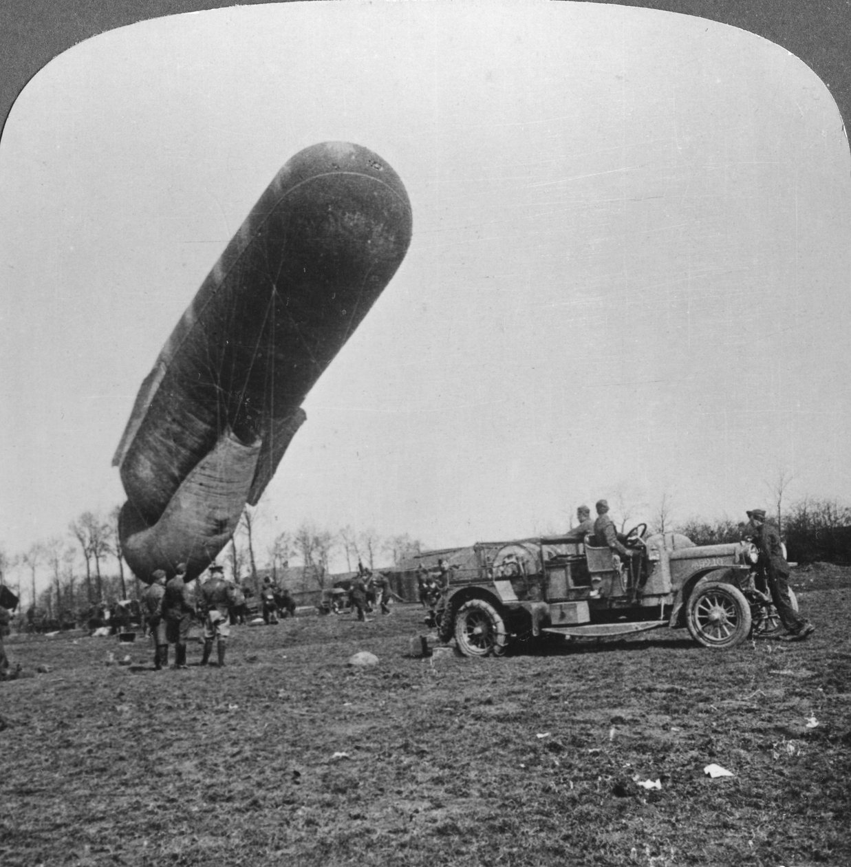 Observatieballon op het punt om op te stijgen, Eerste Wereldoorlog, c1914-c1918 door Realistic Travels Publishers