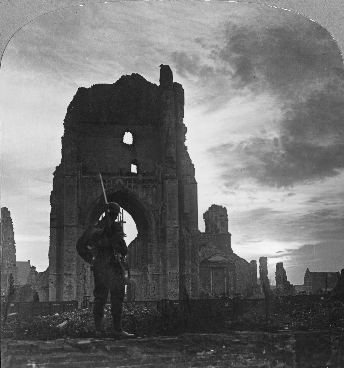 Ruïnes van Ieper, Vlaanderen, België, Eerste Wereldoorlog, ca. 1914-ca. 1918 door Realistic Travels Publishers