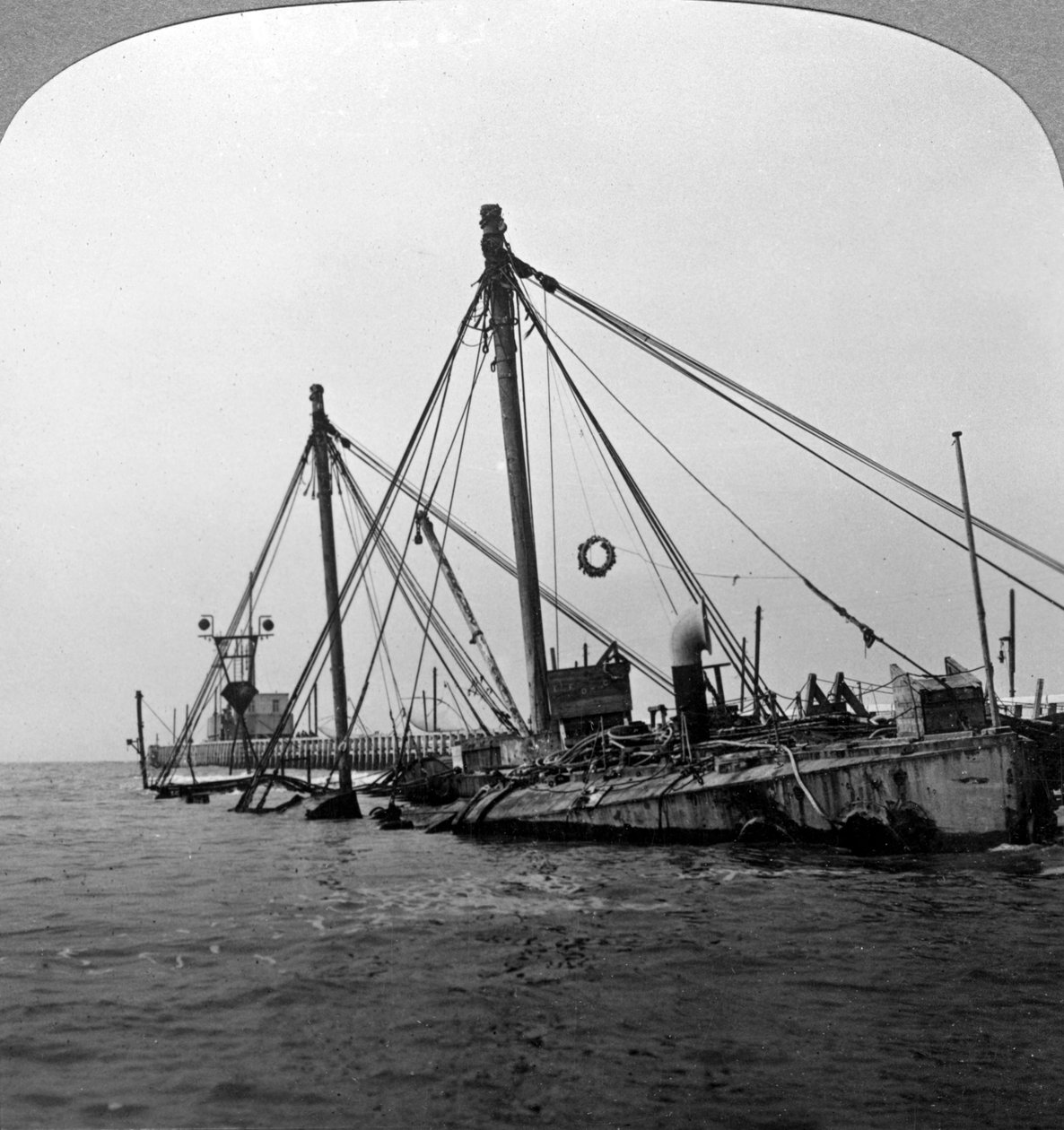 Gezonken oorlogsschip HMS Vindictive, Oostende, België, Eerste Wereldoorlog, 1918 door Realistic Travels Publishers