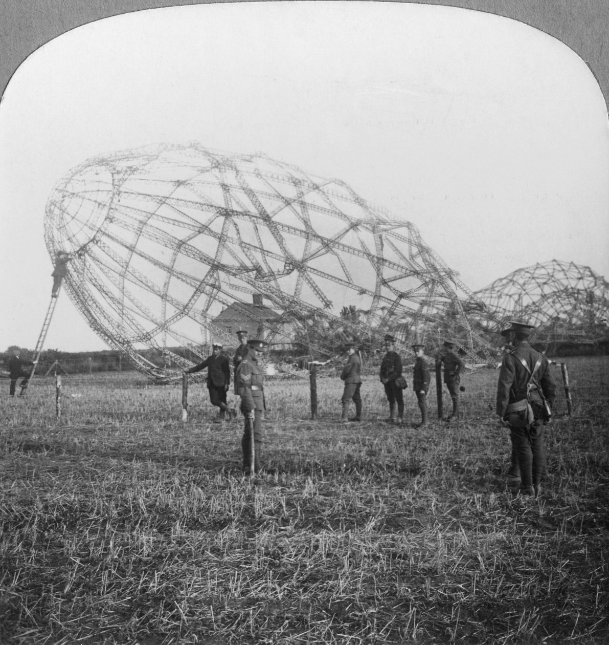 Zeppelin neergeschoten bij Colchester, Essex, Eerste Wereldoorlog, 1916 door Realistic Travels Publishers