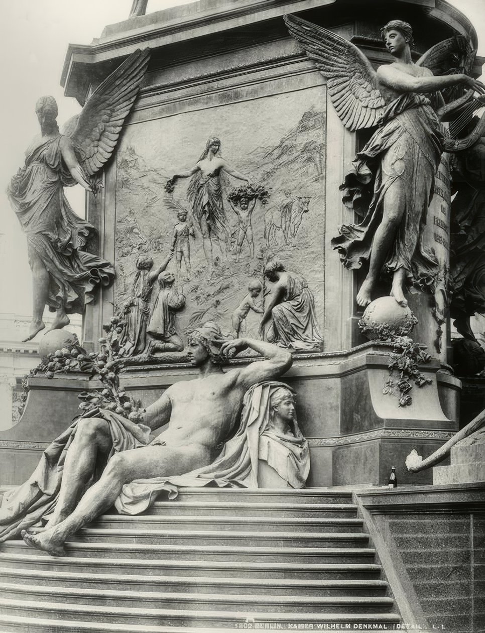 Berlijn, monument Kaiser Wilhelm I., sokkel door Reinhold Begas