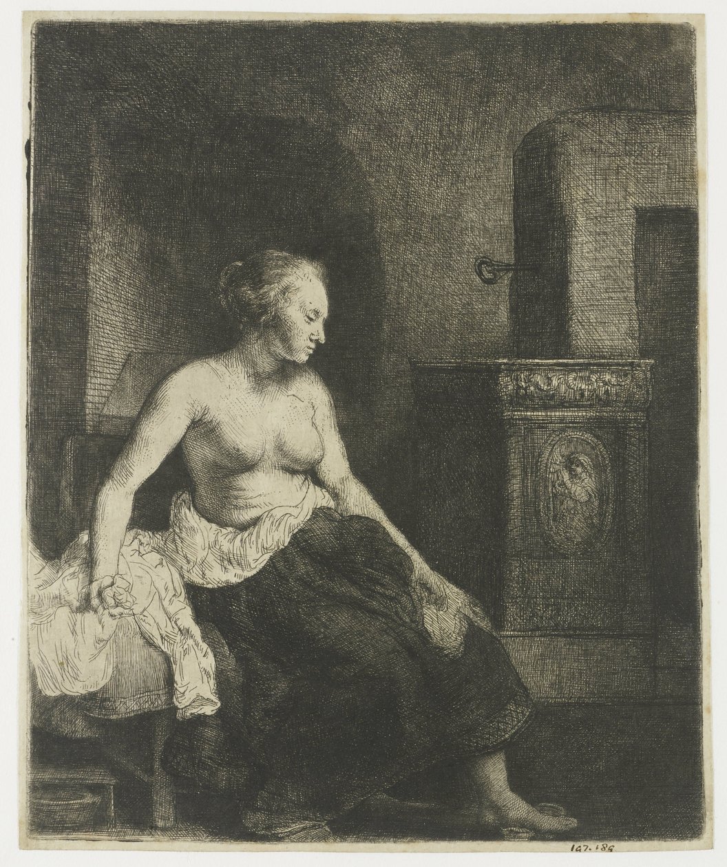Vrouw half aangekleed zittend naast een kachel door Rembrandt van Rijn