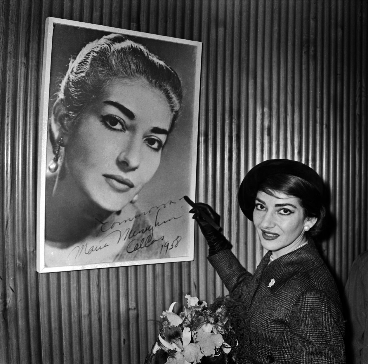 Sopraan Maria Callas signeert een van haar posters op de Parijse luchthaven Orly voor haar vertrek naar Chicago 16 januari door René Saint Paul