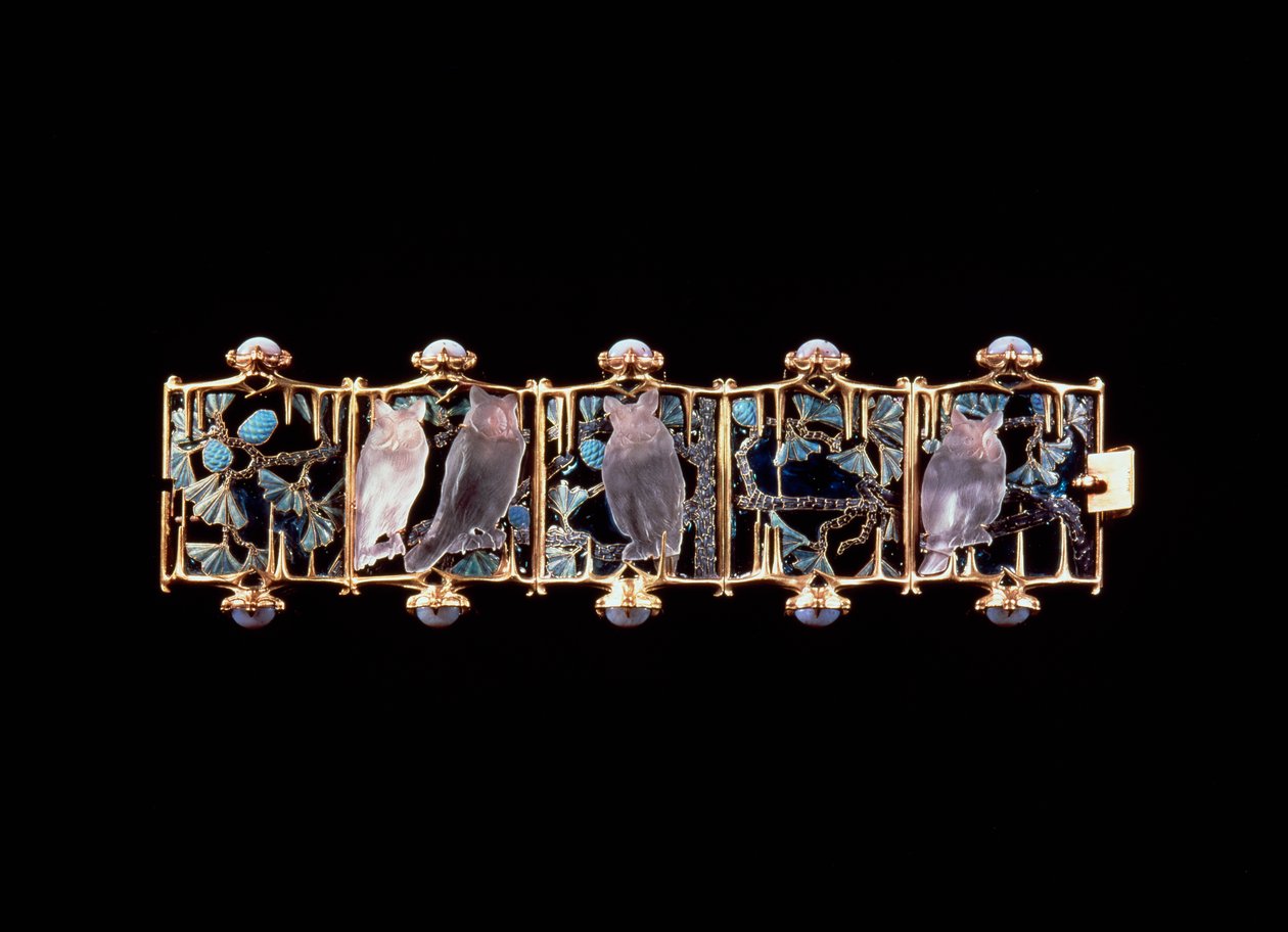 Armband met gouden, glazen, geëmailleerde en chalcedoon uilen en bladeren door Rene Jules Lalique