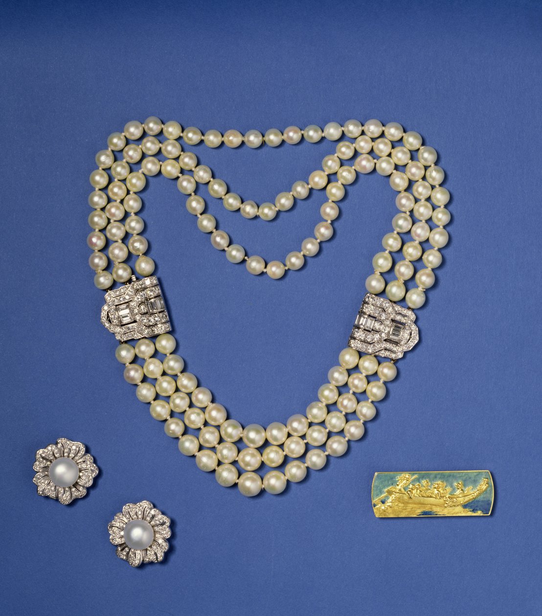 Selectie van Pareljuwelen: Drierrijige Parelketting met Diamanten Clips; Boutonvormige Zuidzeekweekpareloorbellen; Gouden en Emaille Broche door Lalique, ca.1900 door Rene Jules Lalique