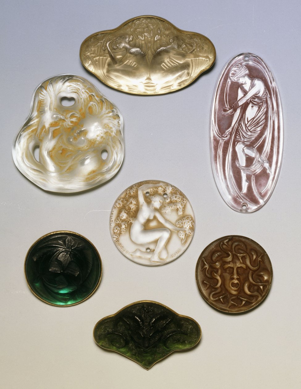 Verschillende glazen broches, zegels en hangers door Rene Jules Lalique