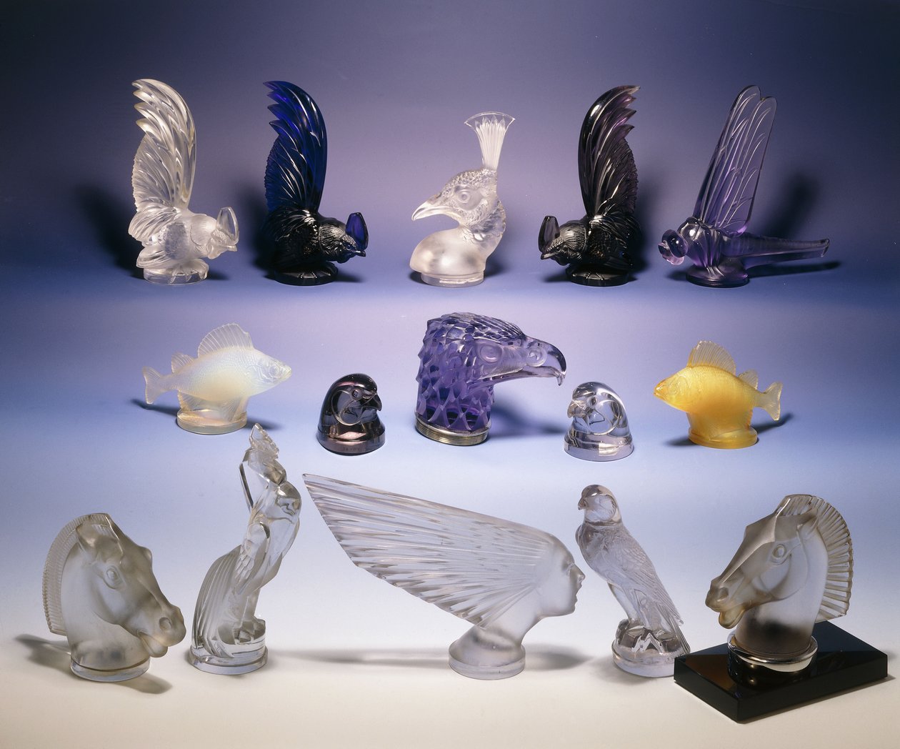 Verschillende glazen automascottes (van vogels, vissen, paarden en een mensenhoofd) door Rene Jules Lalique