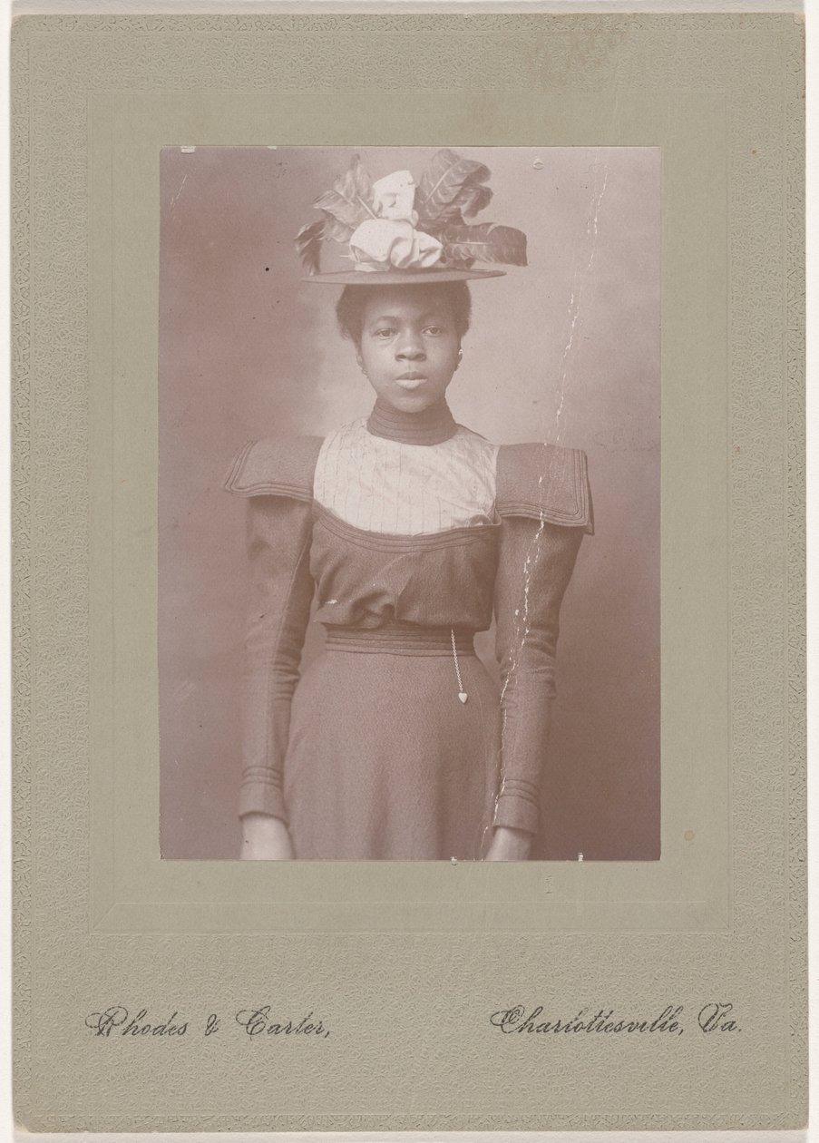 Portret van een vrouw,c. 1910 (foto) door Rhodes & Carter