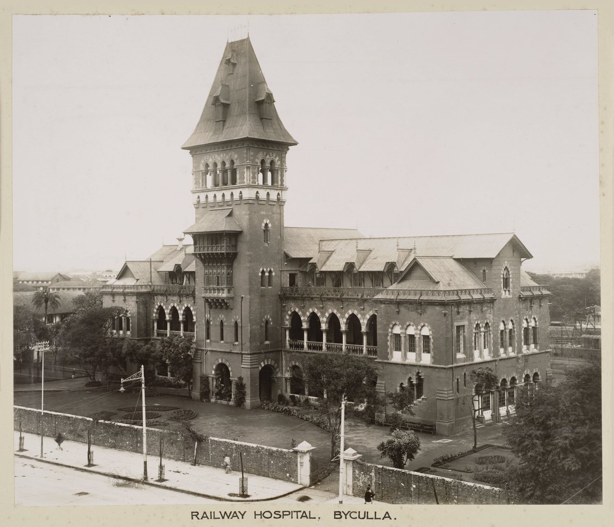 Byculla Railway Hospital, India, ca. 1930 door John Pardon