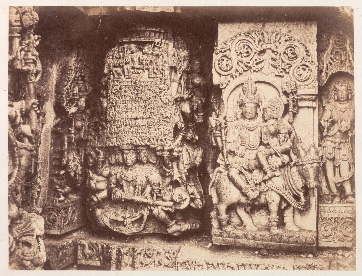 Hoysalesvara tempelbeeldhouwwerk, Halebid, 1856-1857 door Richard Banner Oakeley