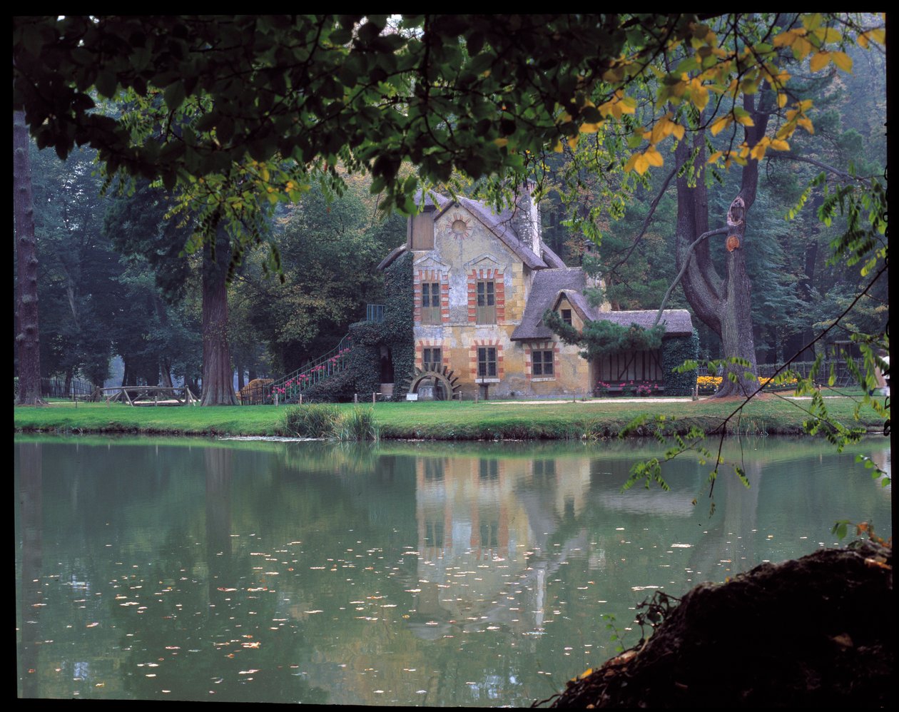 Het Hameau de la Reine - Het Huis van de Koningin in het Hameau de la Reine Marie Antoinette, in het park van het Kasteel van Versailles door Richard Mique
