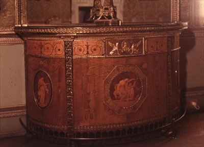 Een van een paar commodes door Adam, 1773 door Robert Adamson