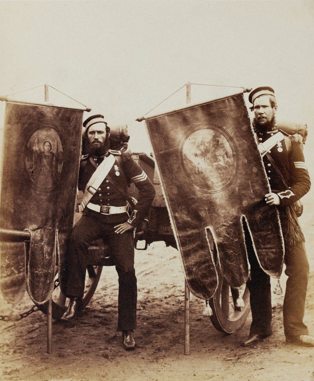 Compagnie Sergeant Christy en Sergeant McGifford, Koninklijke Artillerie, 1856 (sepia foto) door Robert Howlett