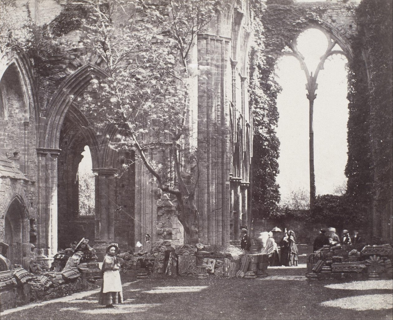 Interieur - Tintern Abbey door Roger Fenton