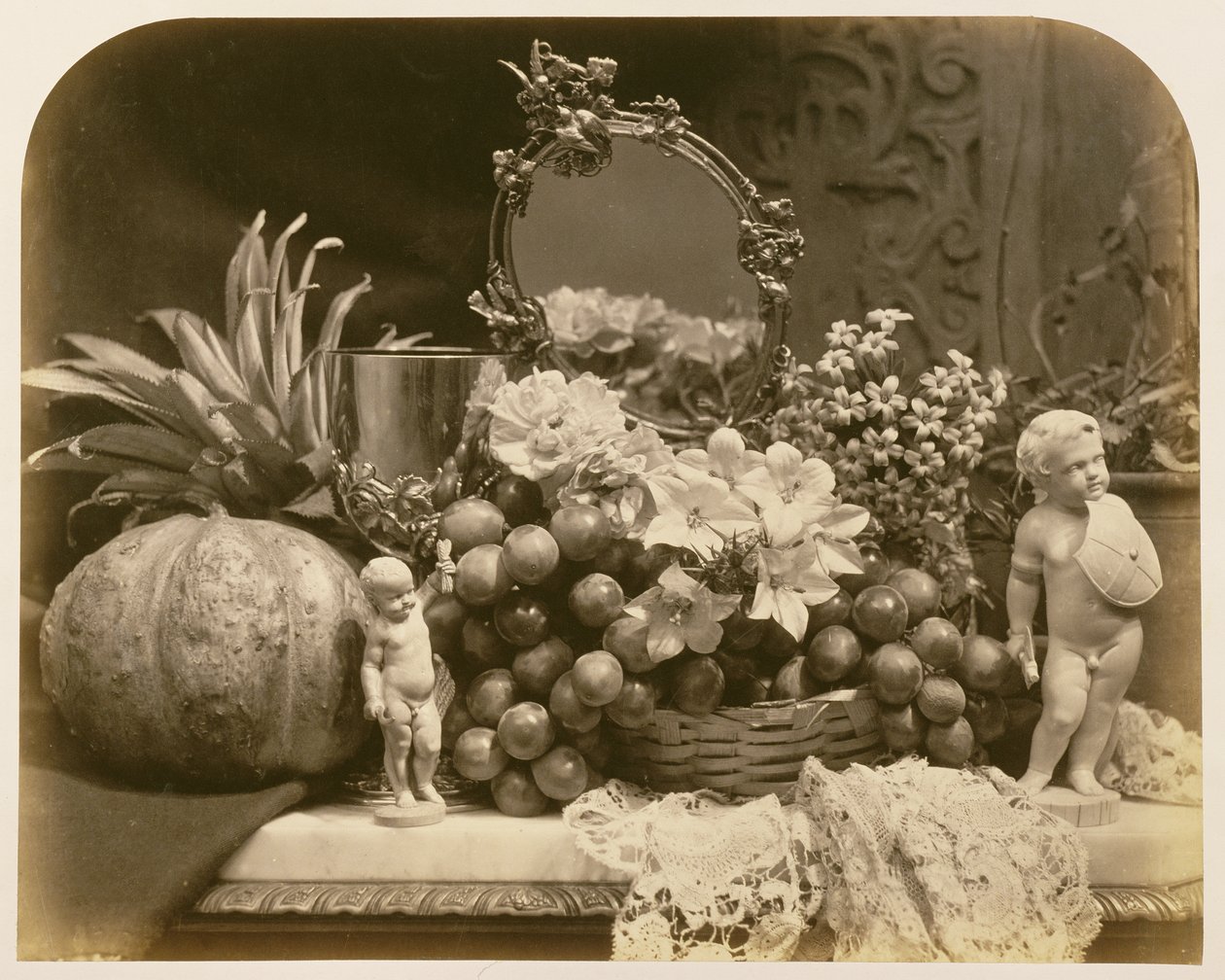 Stilleven van Fruit met Spiegel en Beeldjes, 1860 door Roger Fenton
