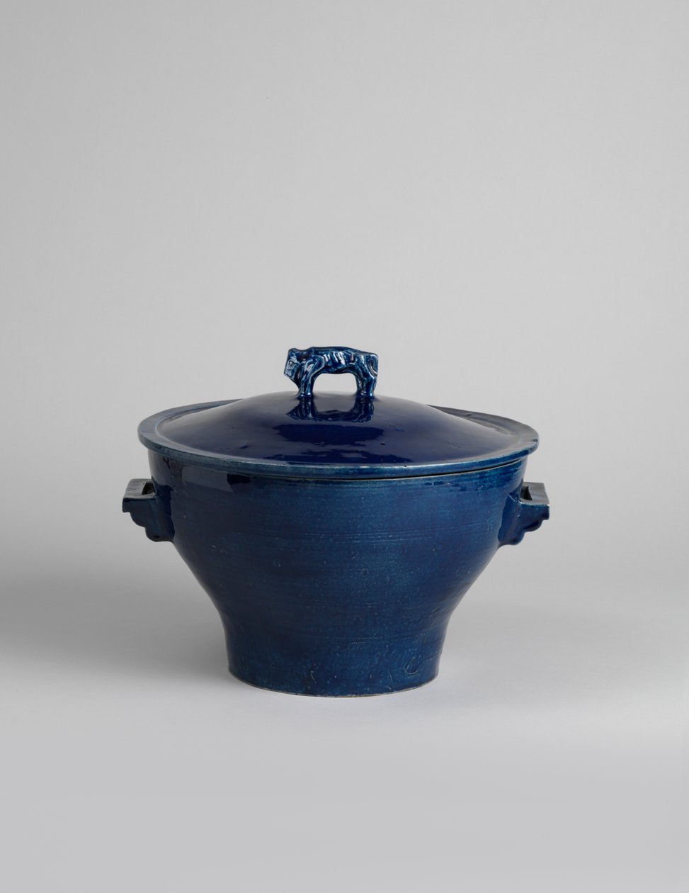 Blauw geglazuurde gedekte terrine met handvat in de vorm van een bizon of Chinese leeuw, ca. 1915 door Roger Eliot Fry
