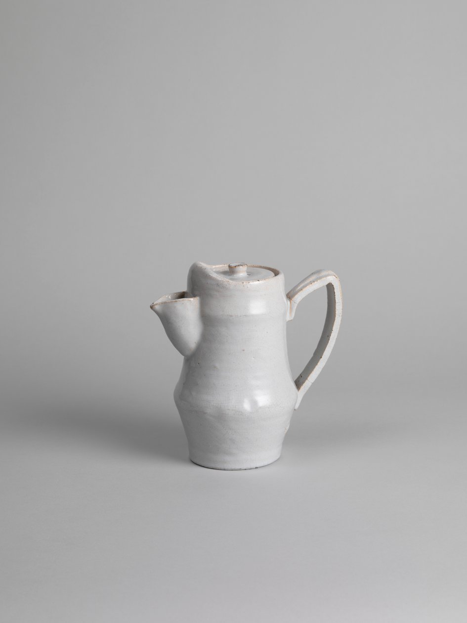 Wit tingeglazuurd koffiepot, 1914-15 door Roger Eliot Fry