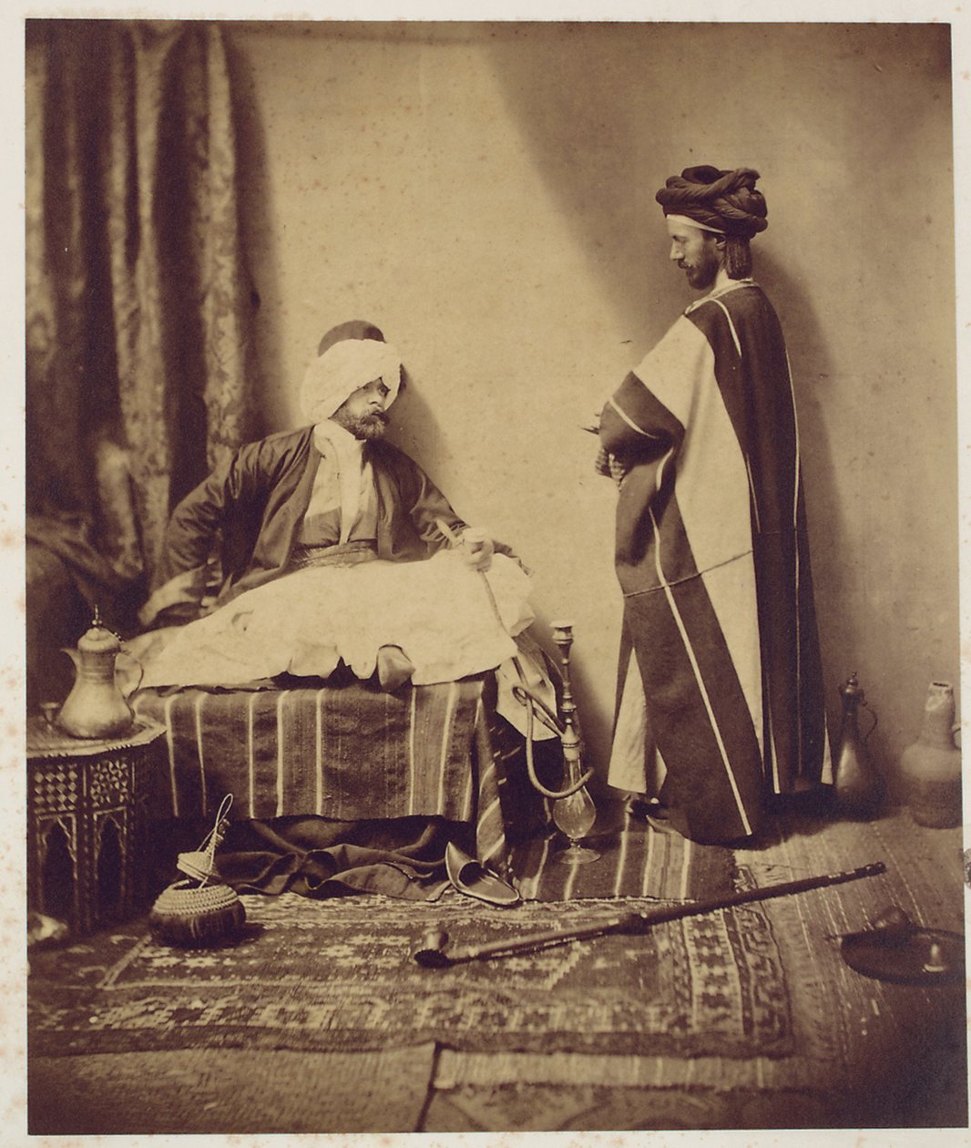 Een gesprek tijdens het roken, 1858 door Roger Fenton