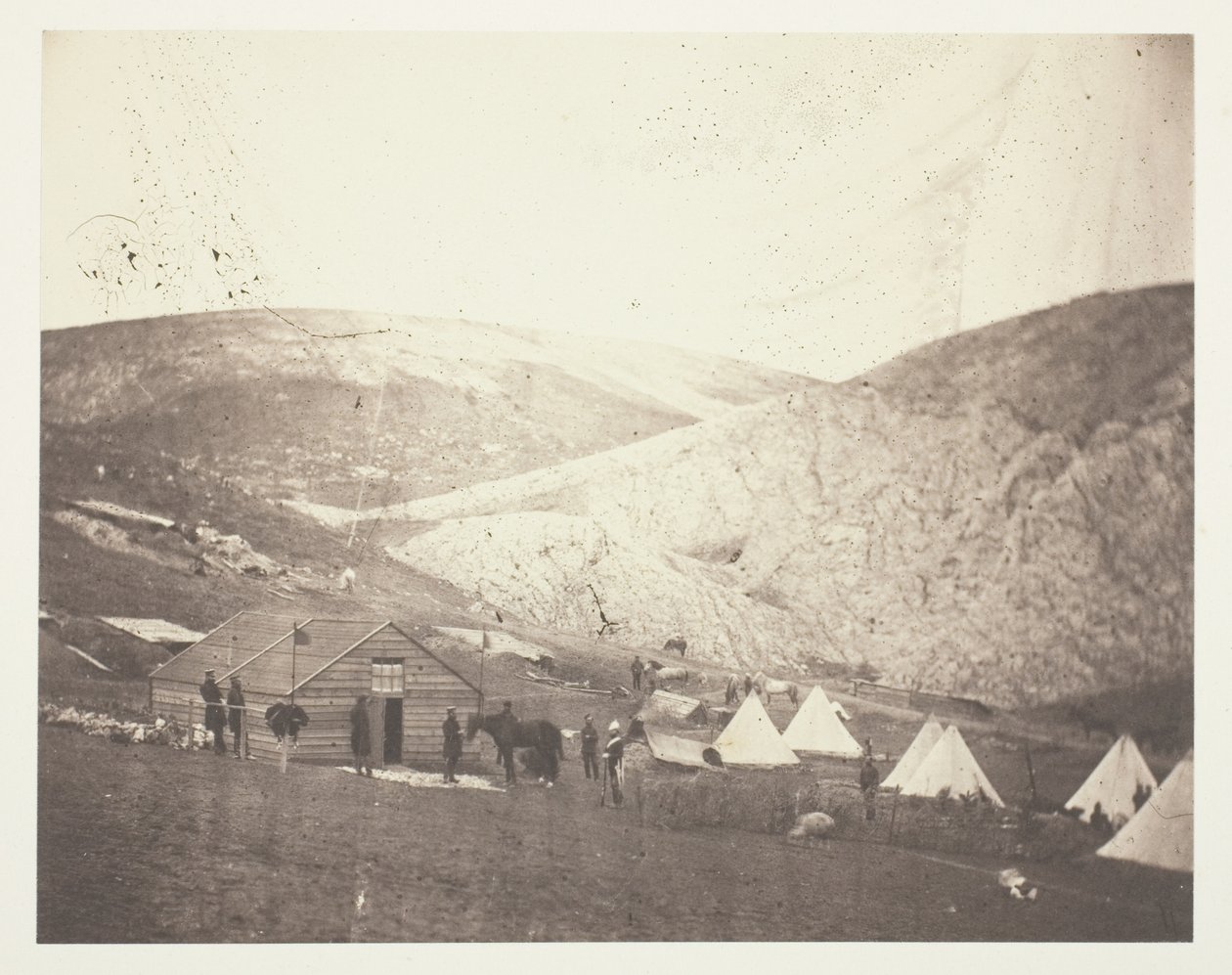 Kamp van de 4e Dragonderwacht, nabij Karyni door Roger Fenton