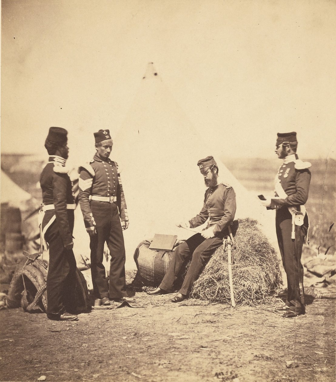 Kapitein Walker van het 30e regiment leest algemene bevelen. door Roger Fenton