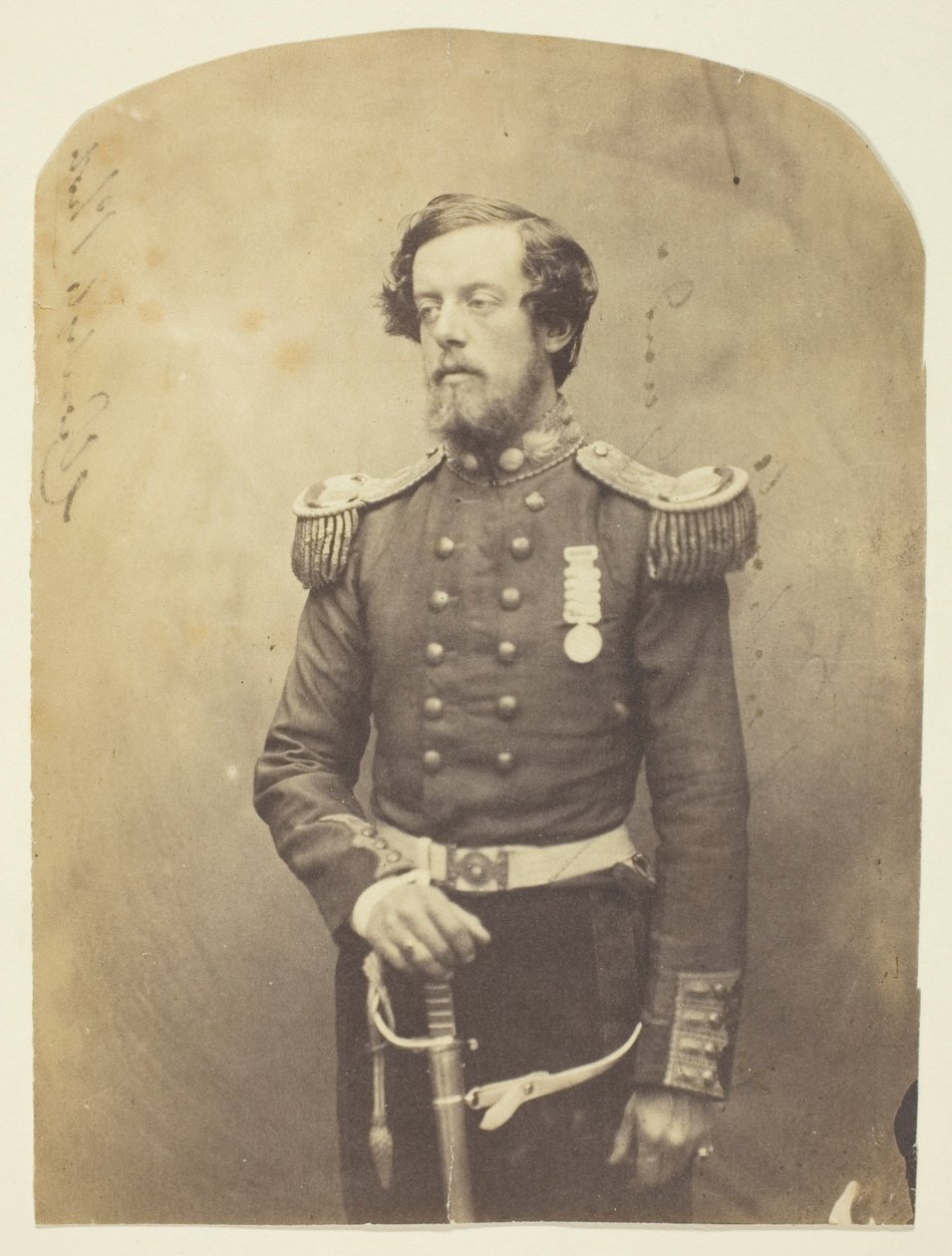 Kapitein Verschoyle, Grenadier Guards, een vroege fotograaf, gefotografeerd op de Krim door Roger Fenton