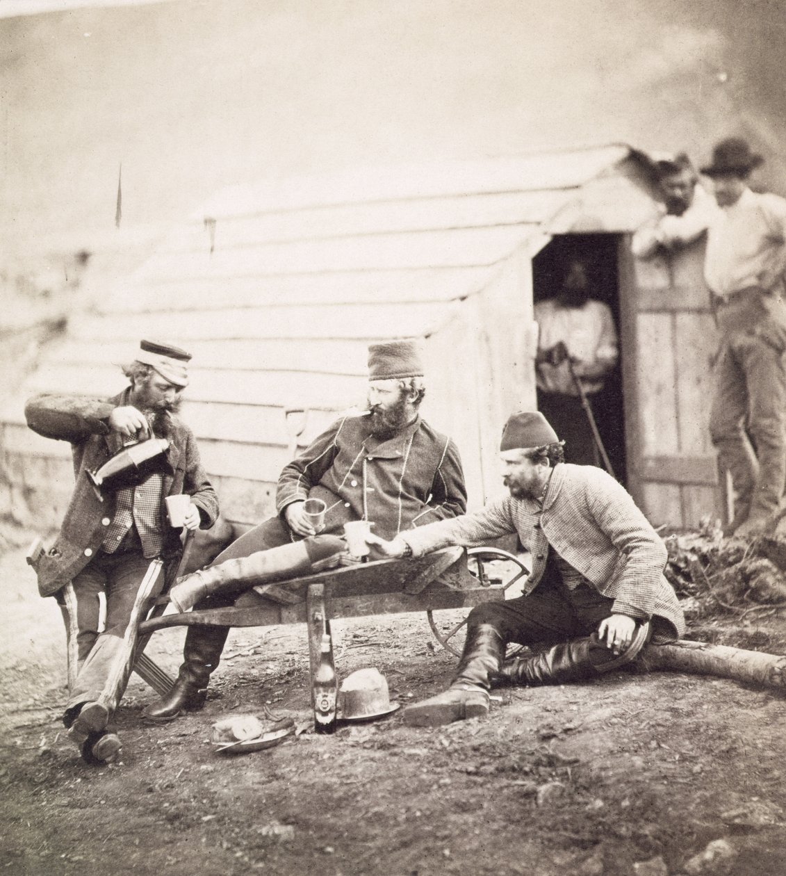 Ontberingen in het kamp (Kolonel Lowe en Kapiteins Brown en George), 1855 door Roger Fenton