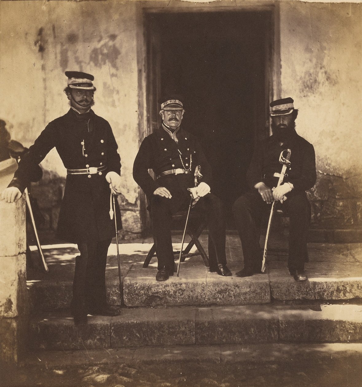 Generaal-majoor Lockyer en twee leden van zijn staf door Roger Fenton
