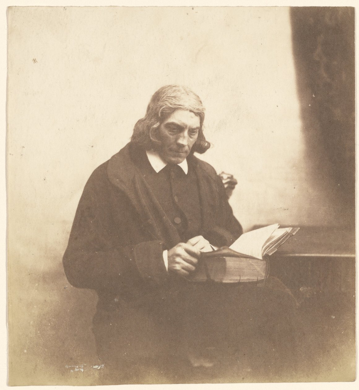 [Portret van een geestelijke met een boek] door Roger Fenton