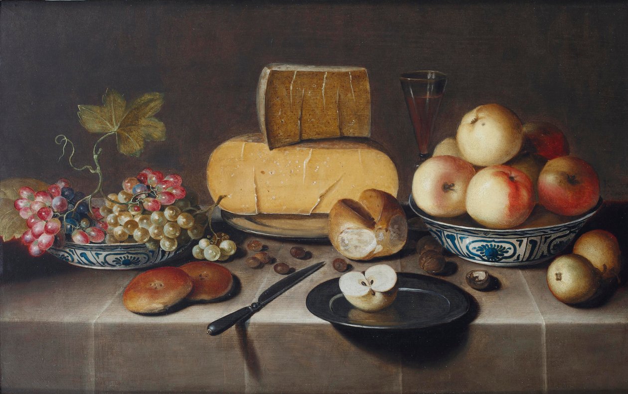 Kaas op een zilveren bord, rode en witte druiven en appels in porseleinen Wanli kommen, broodjes, een mes en een gesneden appel op een bord, alles op een gedrapeerde tafel, 1626 door Roloef Koets