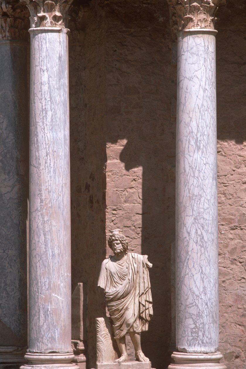 Een Standbeeld tussen Twee Zuilen door Roman