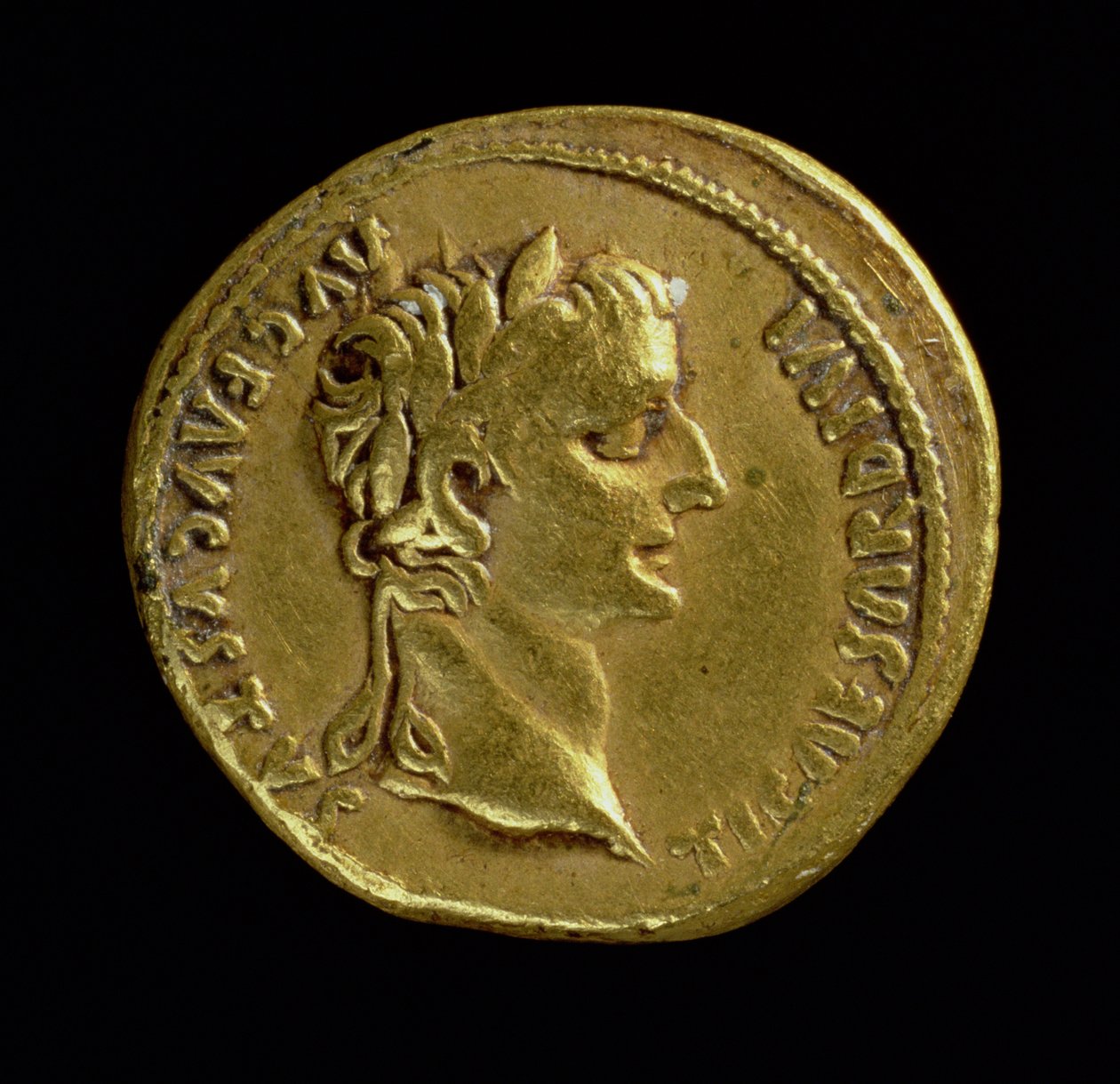 Aureus (voorzijde) met het hoofd van Tiberius (AD 14-AD37) met een lauwerkrans. Inscriptie: TI CAESAR DIVI AVG F AVGVSTVS door Roman