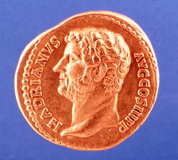 Munt met afbeelding van keizer Hadrianus door Roman