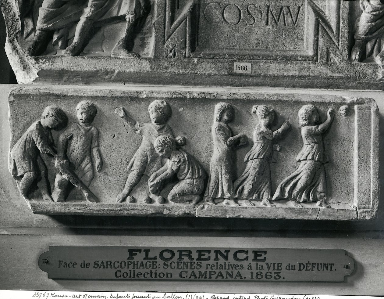 Detail van een sarcofaag die kinderen toont die met een bal en kegels spelen (detail) door Roman
