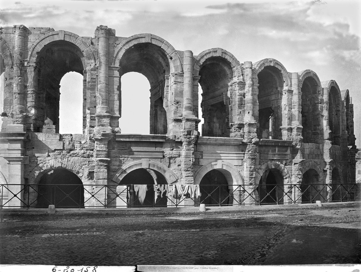 Buitenaanzicht van het amfitheater door Roman