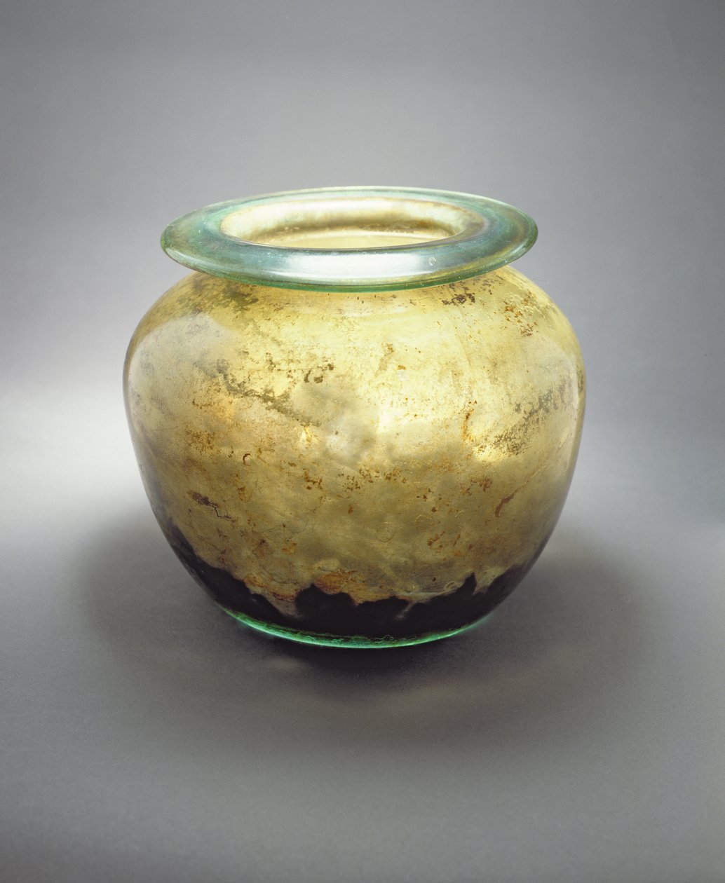 Vrijgeblazen glazen pot, met botten en as, Romeins, c.50-150 AD door Roman