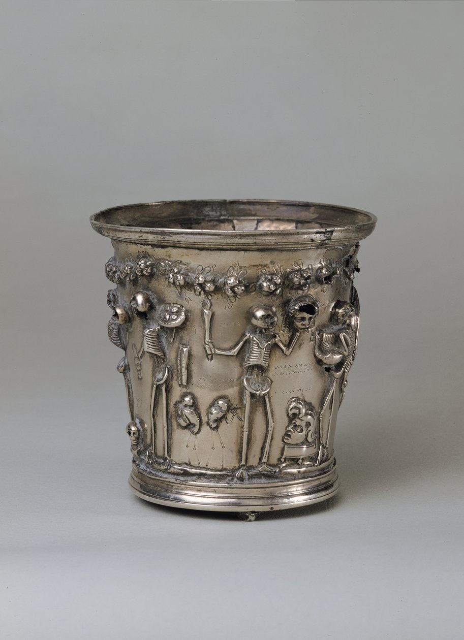 Beker gegraveerd met skeletten die maskers vasthouden, uit de Boscoreale Schat (zilver) door Roman
